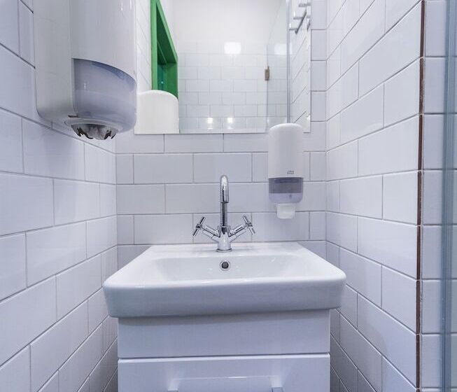 اتاق استاندارد با سرویس بهداشتی مشترک, Icon Hostel