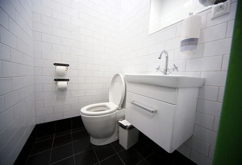 اتاق استاندارد با سرویس بهداشتی مشترک, Icon Hostel