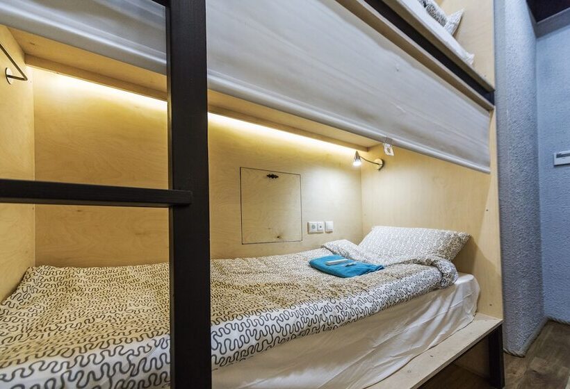 تختخواب در اتاق مشترک, Icon Hostel