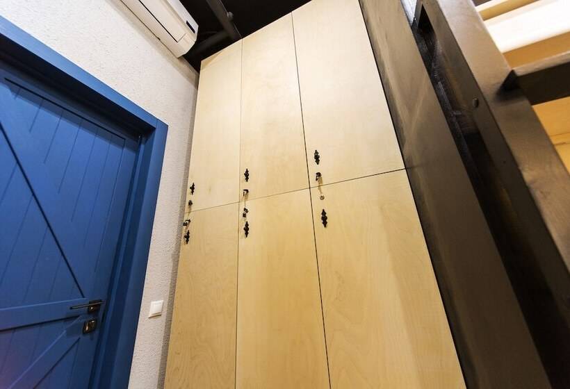 تختخواب در اتاق مشترک, Icon Hostel