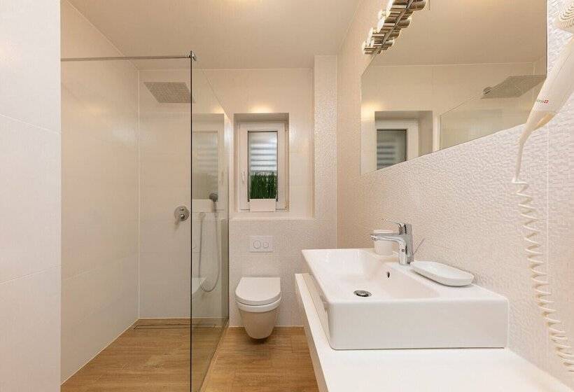 اتاق لوکس با چشم‌انداز استخر, Villa Mediterranea