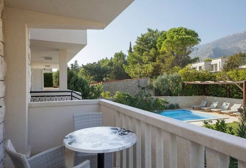 اتاق لوکس با چشم‌انداز استخر, Villa Mediterranea