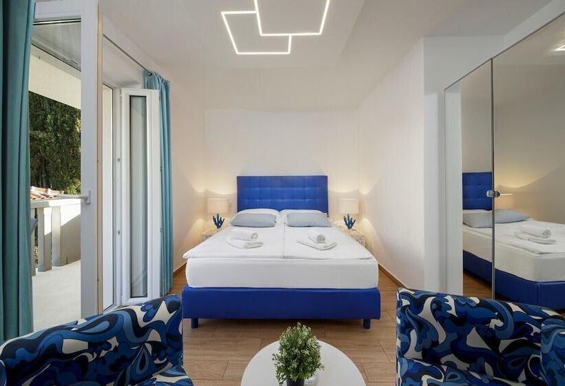 اتاق لوکس با چشم‌انداز استخر, Villa Mediterranea