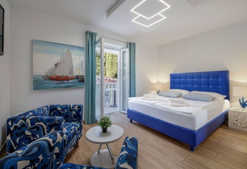اتاق لوکس با چشم‌انداز استخر, Villa Mediterranea
