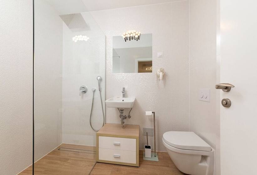 اتاق لوکس با چشم‌انداز دریا, Villa Mediterranea