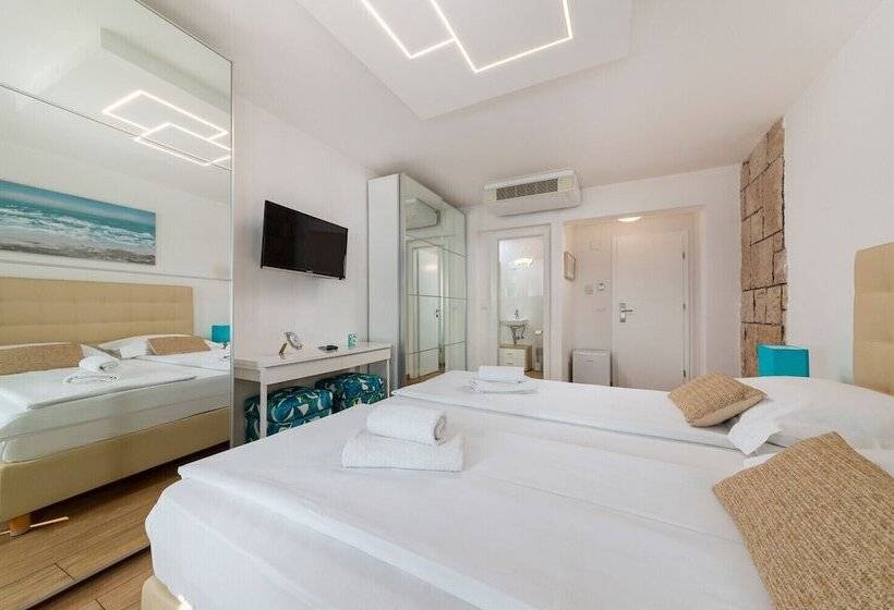 اتاق لوکس با چشم‌انداز دریا, Villa Mediterranea