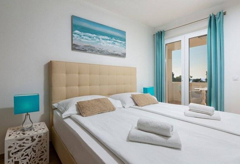 اتاق لوکس با چشم‌انداز دریا, Villa Mediterranea