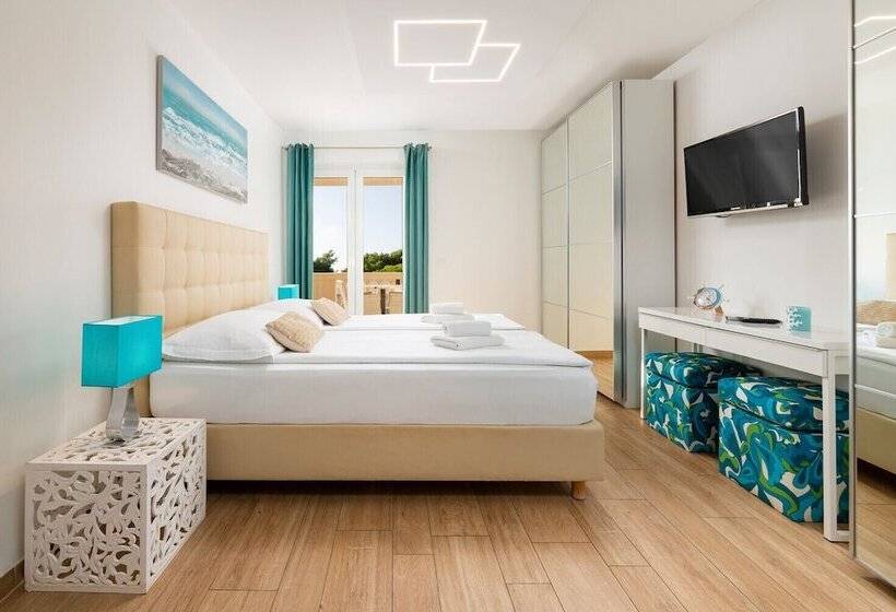 اتاق لوکس با چشم‌انداز دریا, Villa Mediterranea