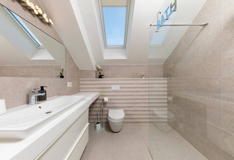 سوییت لوکس, Villa Mediterranea