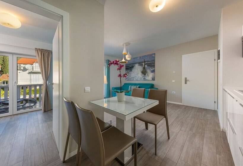 سوییت لوکس, Villa Mediterranea