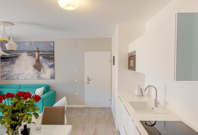 سوییت لوکس, Villa Mediterranea