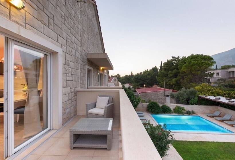 سوییت لوکس, Villa Mediterranea