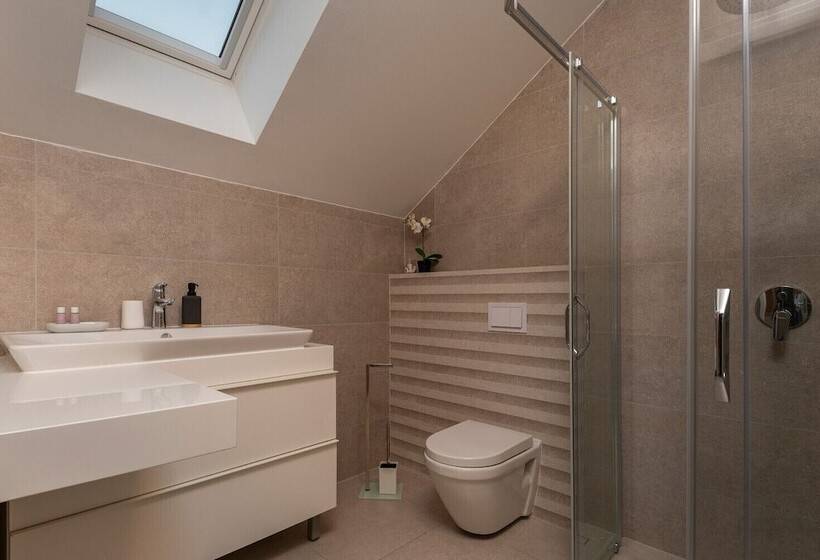 استودیوی لوکس, Villa Mediterranea