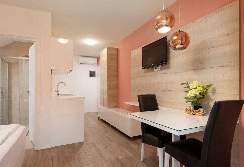 استودیوی لوکس, Villa Mediterranea