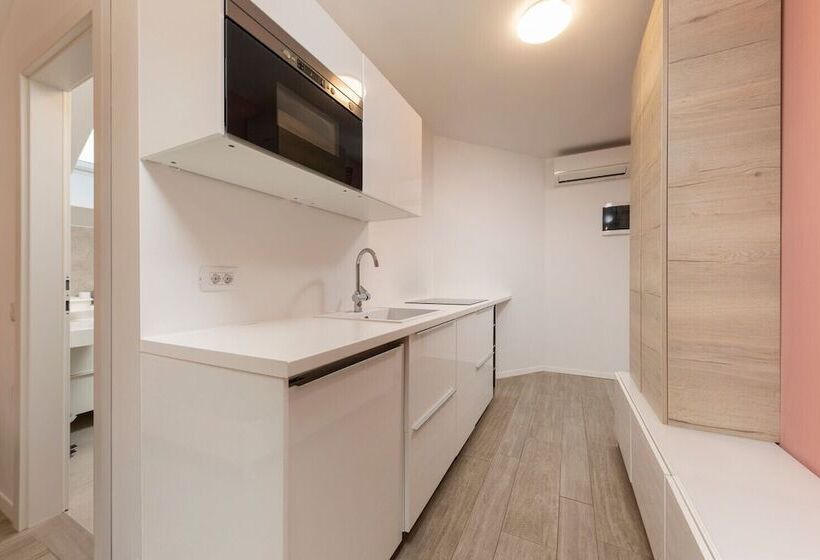 استودیوی لوکس, Villa Mediterranea