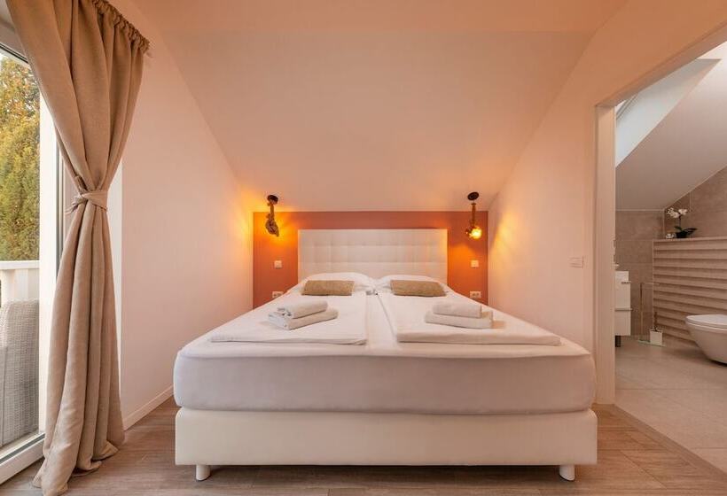 استودیوی لوکس, Villa Mediterranea