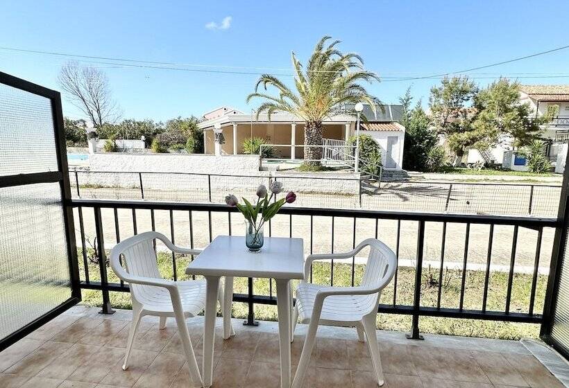 إستوديو كلاسيكى, Sandy Beach Studios