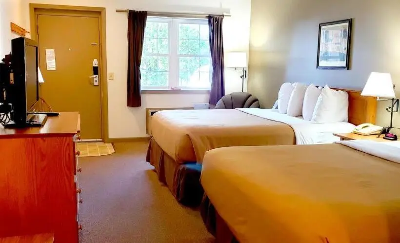 クイーンサイズベッドのスタンダードルーム, Lodging On The Square