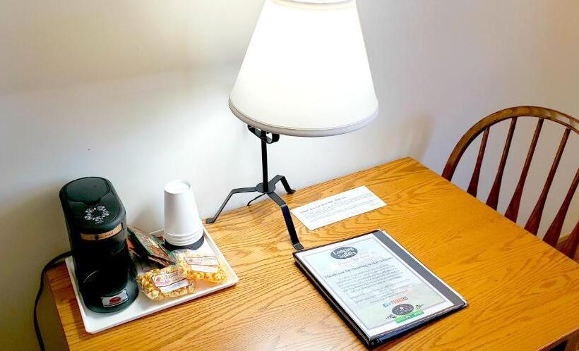 غرفة قياسية سرير ملكى, Lodging On The Square