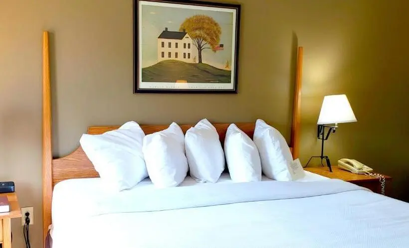 身障者適用キングサイズベッドルーム, Lodging On The Square