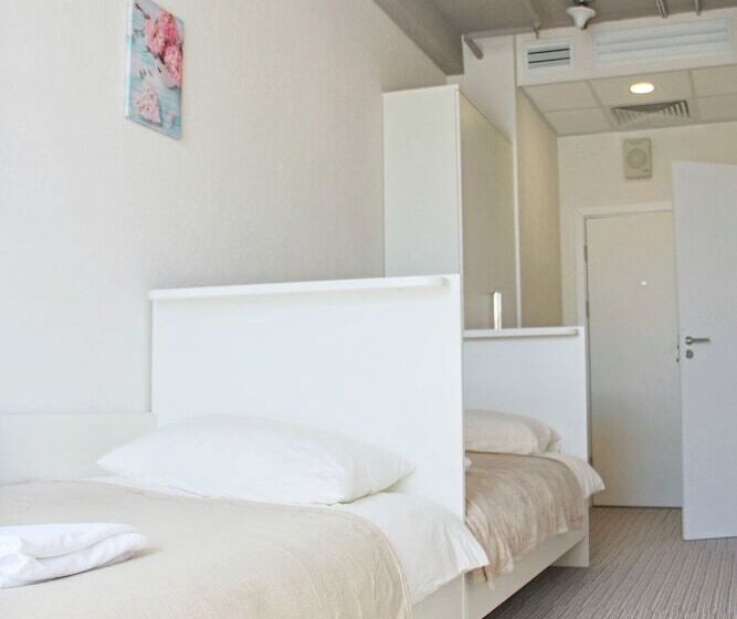 اتاق اکونومی, Country Park