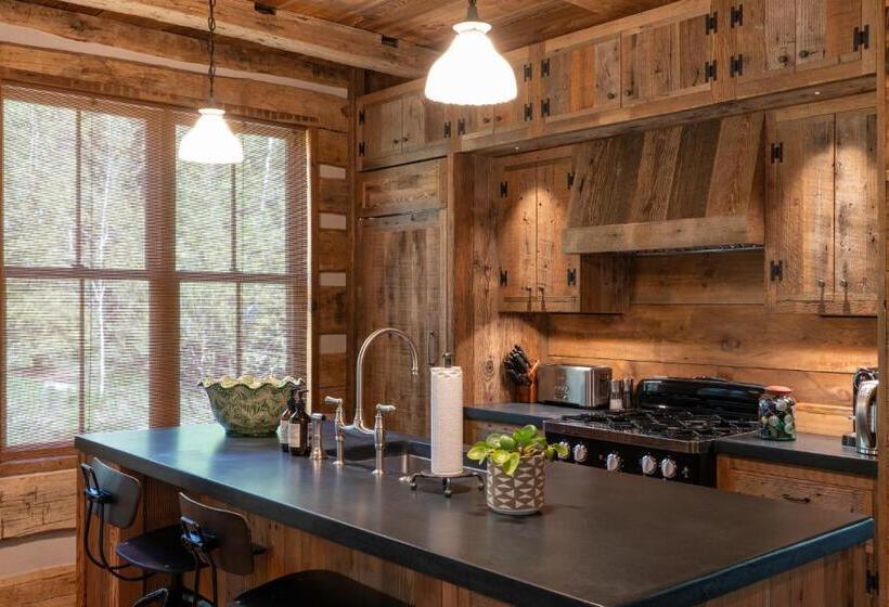 Дом 3 Спальни, Eleven Taylor River Lodge