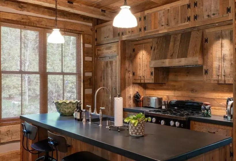 ３ベッドルームハウス, Eleven Taylor River Lodge
