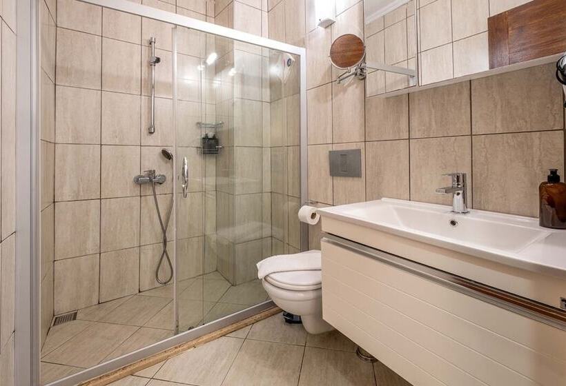 חדר משפחתי, Luna Kaş