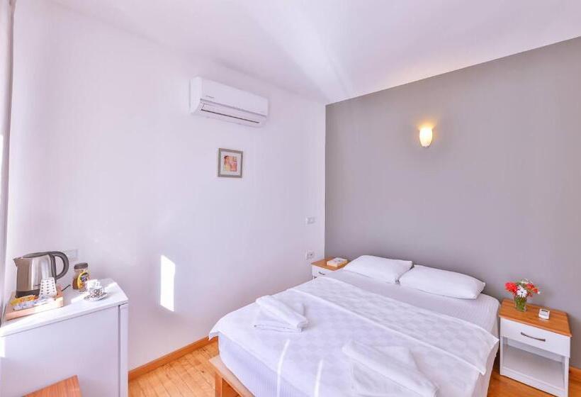 Economy Zimmer, Luna Kaş
