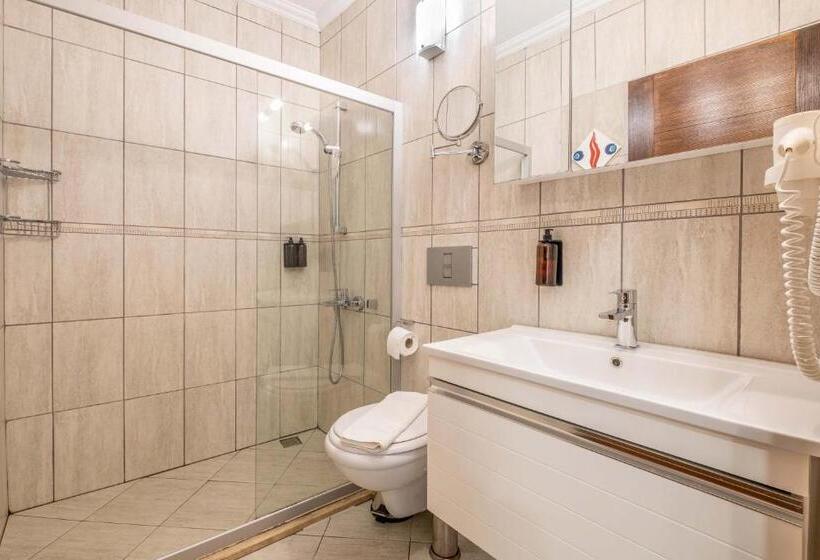 חדר משפחתי, Luna Kaş