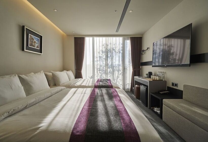 اتاق استاندارد چهار تخته, Royal Roi