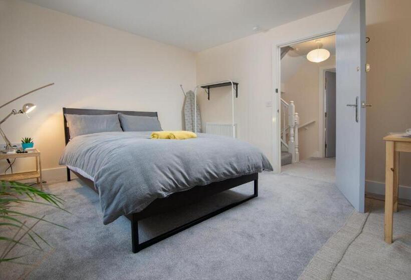 اتاق استاندارد سه نفره, Bristol Bnb