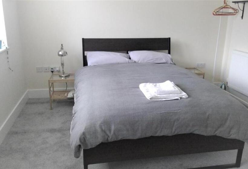 اتاق استاندارد سه نفره, Bristol Bnb