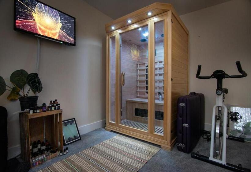 اتاق استاندارد سه نفره, Bristol Bnb