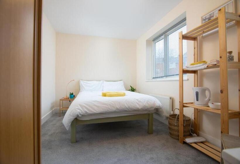 Standard room with outdoor bath, Bristol Bnb