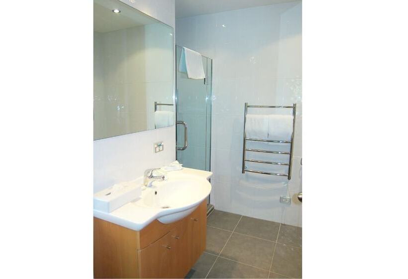 침실 4개 아파트, St James Apartments