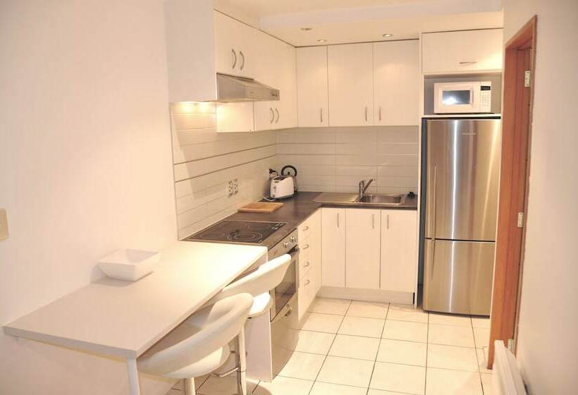 استودیوی سوپریور, St James Apartments