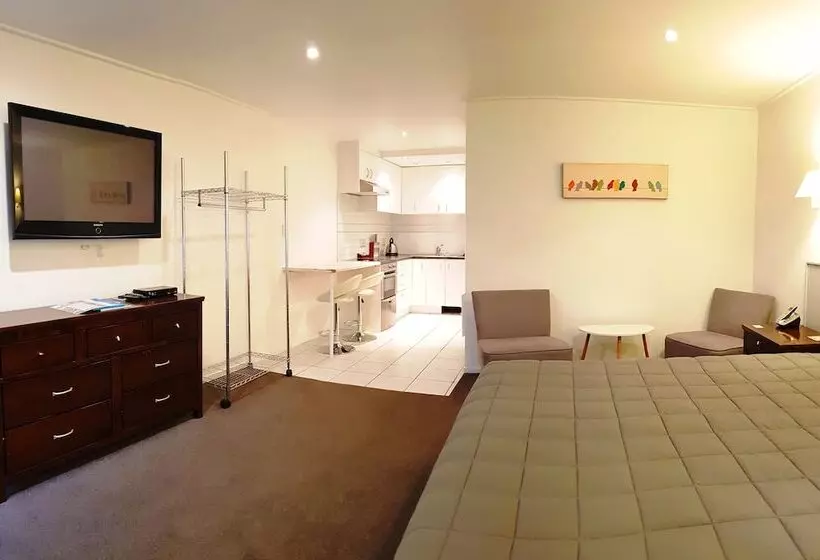 スーペリアスタジオ, St James Apartments