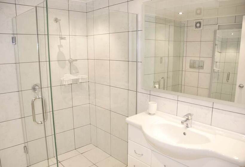 استودیوی سوپریور, St James Apartments