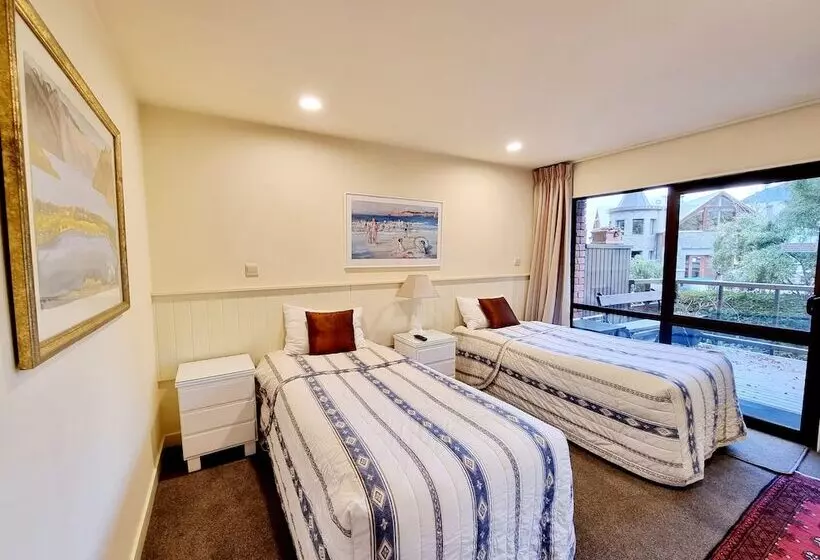 2ベッドルームのテニメントハウス, St James Apartments