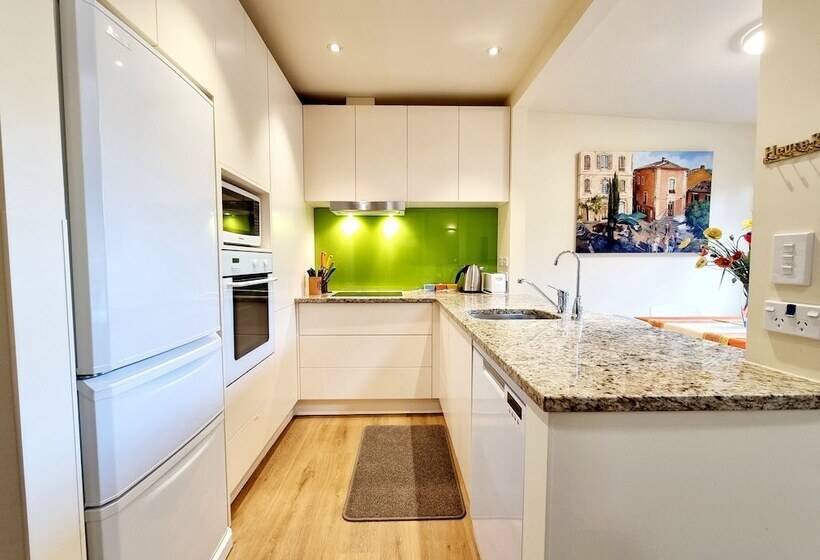 خانه ردیفی 2 خوابه, St James Apartments