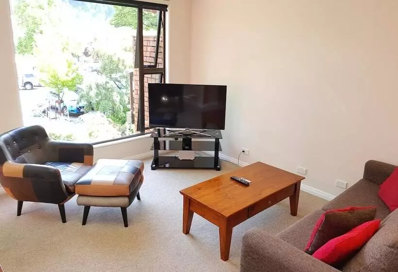 2ベッドルームのテニメントハウス, St James Apartments