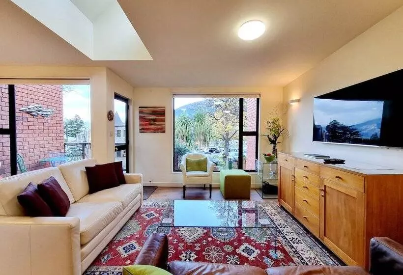 2ベッドルームのテニメントハウス, St James Apartments