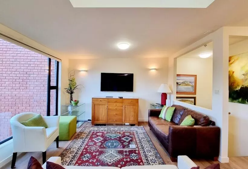 2ベッドルームのテニメントハウス, St James Apartments