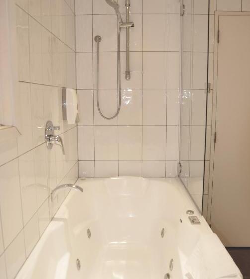 استودیوی استاندارد, St James Apartments