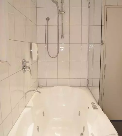 スタンダードスタジオ, St James Apartments