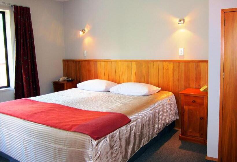 침실 4개 아파트, St James Apartments