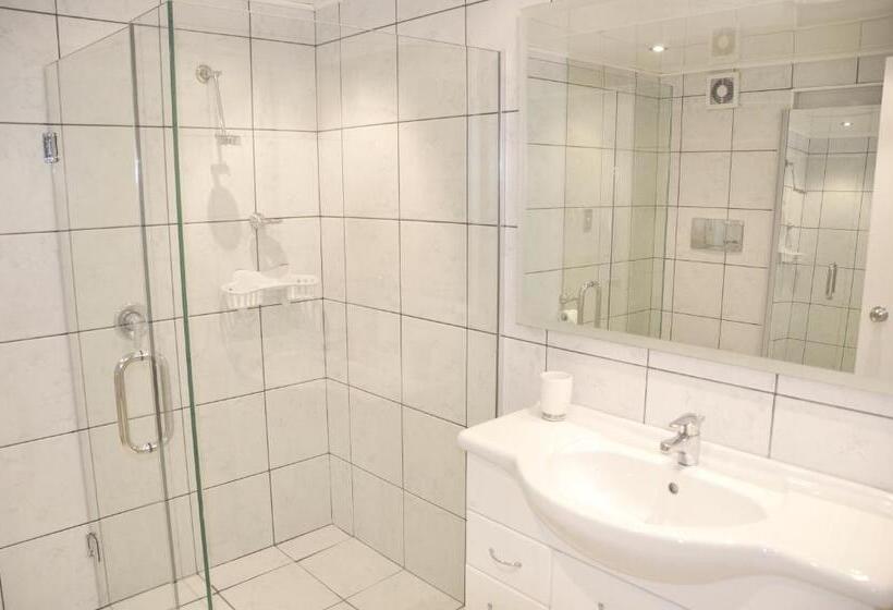 استودیوی سوپریور, St James Apartments