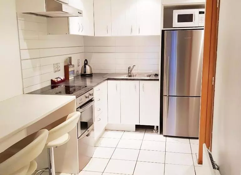 スーペリアスタジオ, St James Apartments