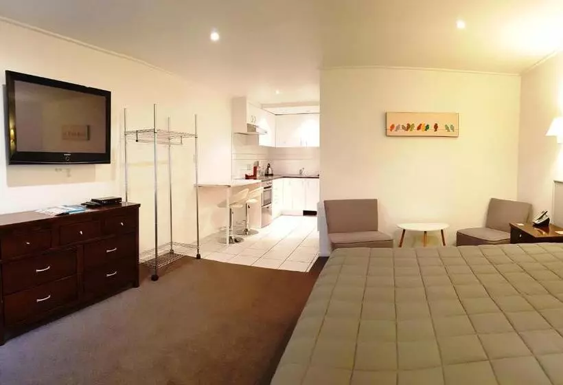 スーペリアスタジオ, St James Apartments